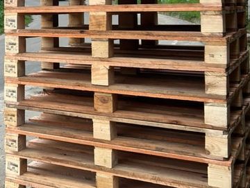Pilas de pallets de madera apilados.