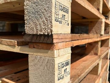 Pile de pallets de madera apilados.