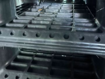Rejillas metálicas dentro de un horno.