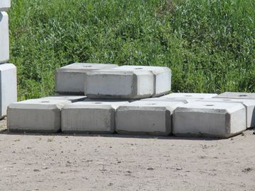Half Height retaining walls, silage pits, aggregate bins, push walls, Concrete blocks, flat top
