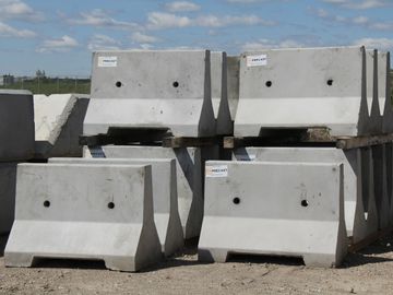 Jersey Barriers, half size, 4ft x 3ft Traffic Control highway control Concrete blocks 