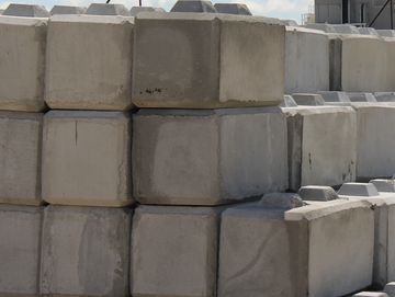 bunkers walls, retaining walls, silage pits, aggregate bins, push walls, Concrete blocks, barriers