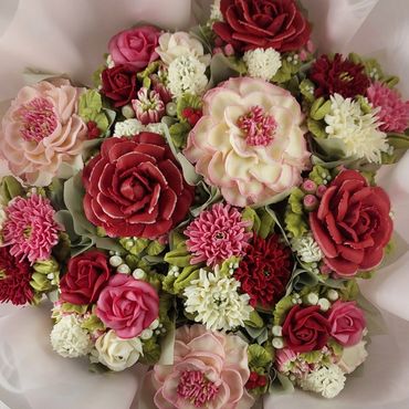 Elegant birthday bouquet with red and pink flowers and a "Happy Birthday" sign.