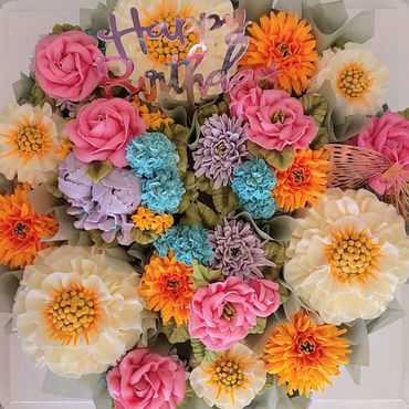 Elegant combination of floral buttercream cupcakes arranged on a platter board