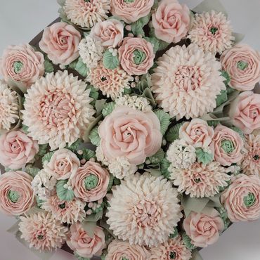 Elegant combination of floral buttercream cupcakes arranged on a platter board