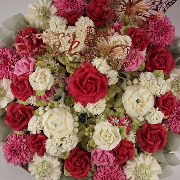 Elegant combination of floral buttercream cupcakes arranged on a platter board