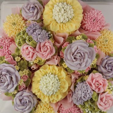 Elegant combination of floral buttercream cupcakes arranged on a platter board
