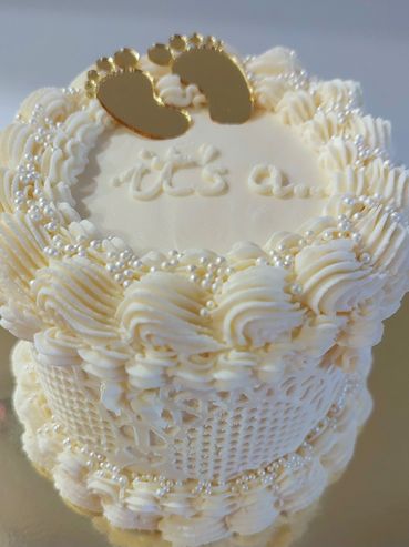 Gender reveal mini cake