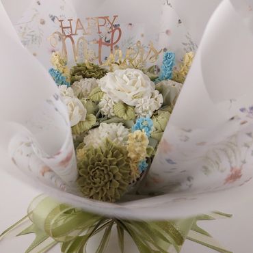Beautiful buttercream floral cupcake bouquet gift