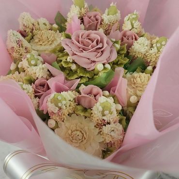 Beautiful buttercream cupcake bouquet gift with dusky pink and cream colours
