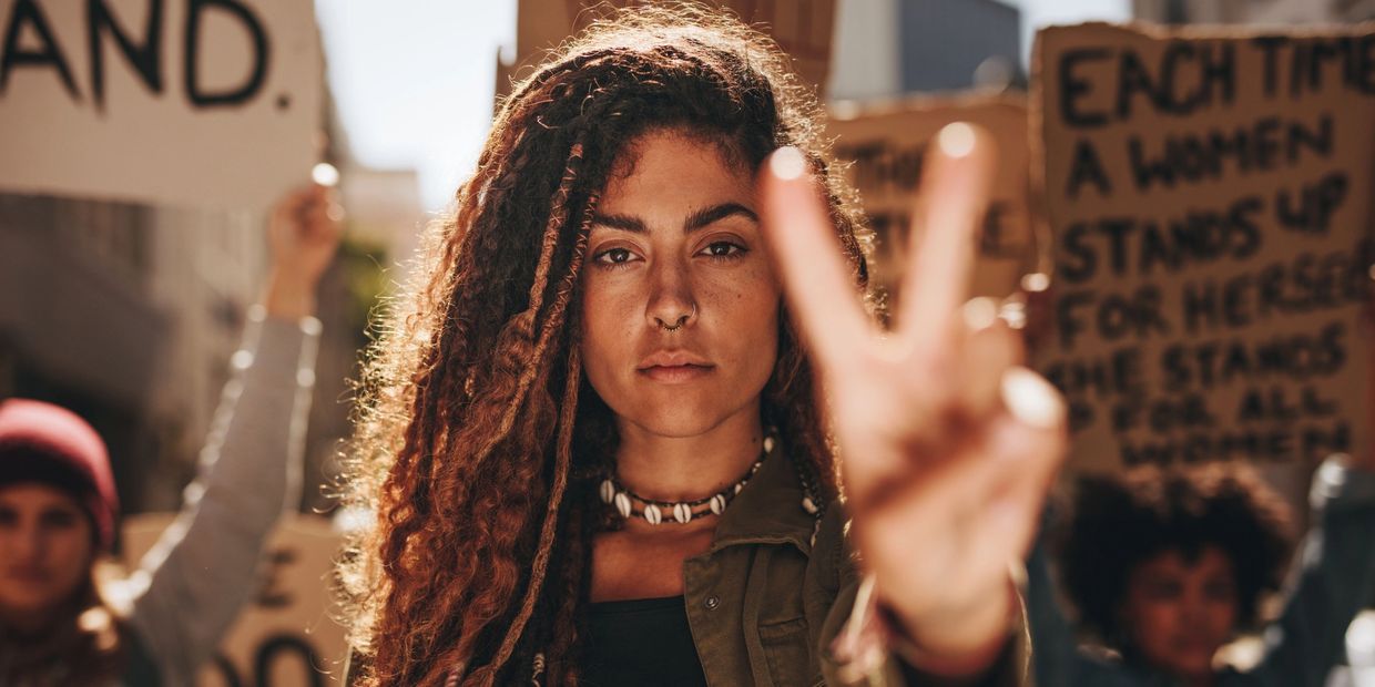 Female protestor holding up a peace sign