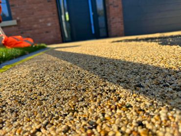 A close up image of the resin bound driveway to showcase the colours in the sunlight.