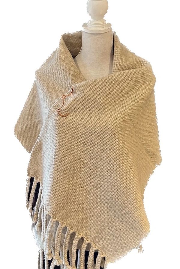 OATMEAL 100% RECYCLED YARN SHAWL WITH HANDMADE BROOCH.