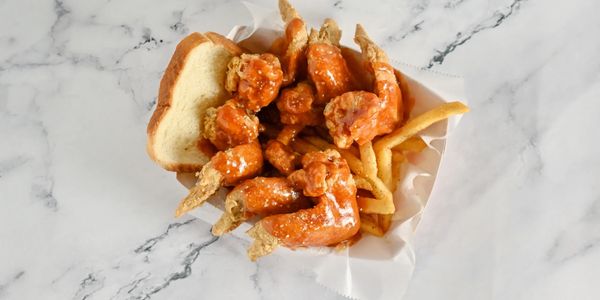 Six piece fried wings with lemon pepper and mild sauce! Served with fries and a slice of bread!