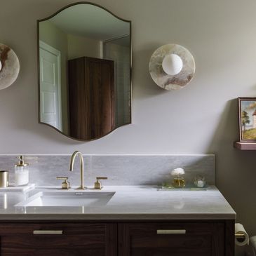 Un lavabo de salle de bain avec miroir et éclairage.