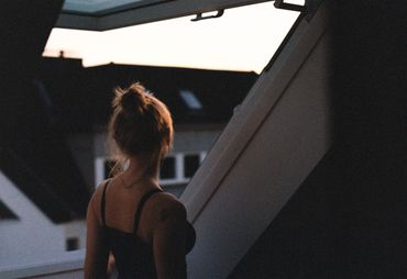 Frau am Fenster Sonnenuntergang Nostalgie 