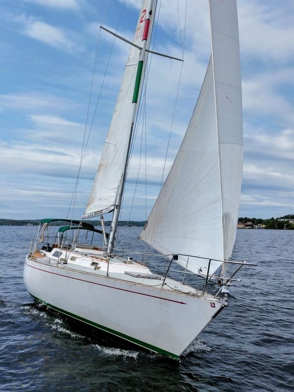 Morgan 40 sailing Lake Of The Ozarks 