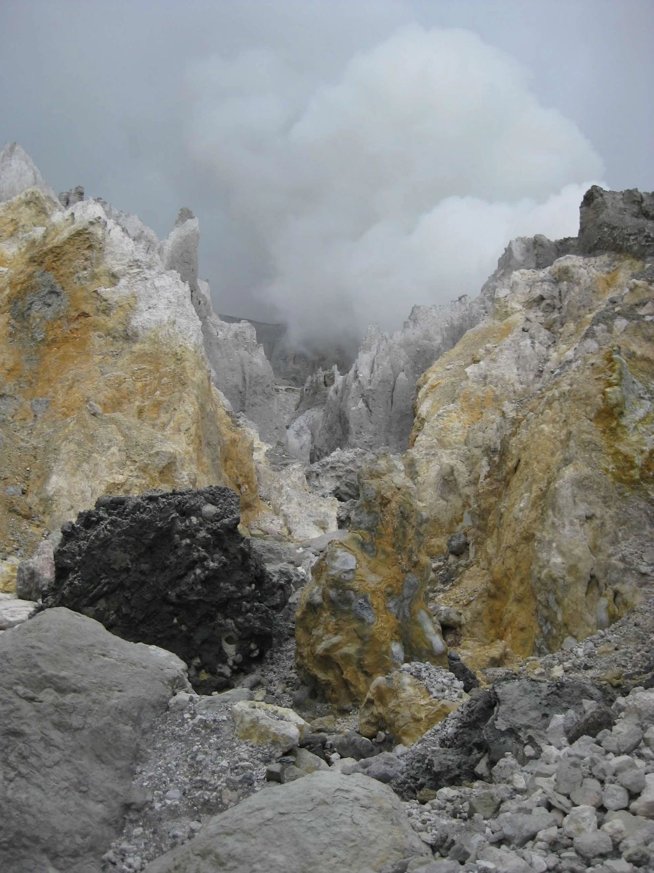 High sulfidation epithermal alteration in the Kawah Ijen crater (Java, Indonesia). 