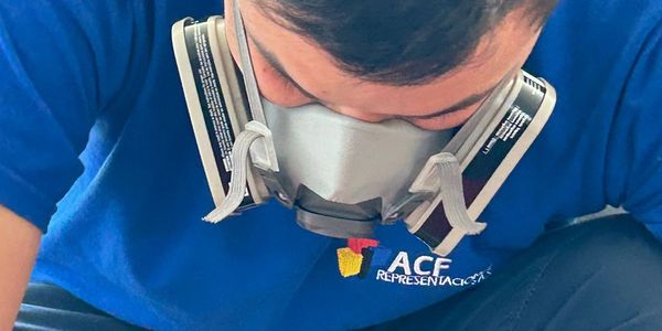 Hombre con tapabocas profesional