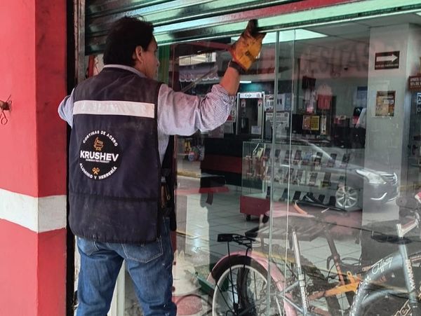 Sustitución de duelas dañadas en cortina de acero para evitar reemplazo completo.