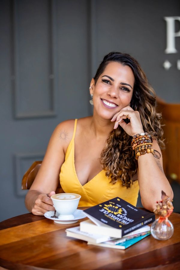 Foto da escritora Juliana Valentim
