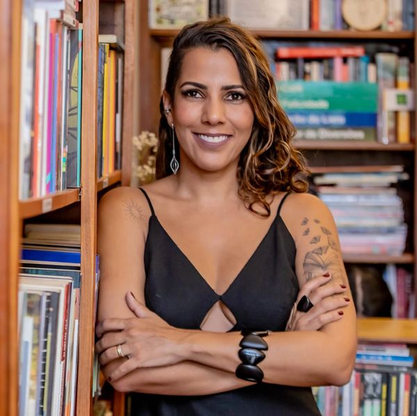Foto da escritora Juliana Valentim