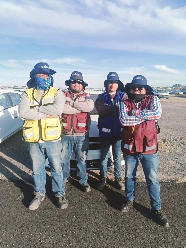 Colaboradores posando para una foto
