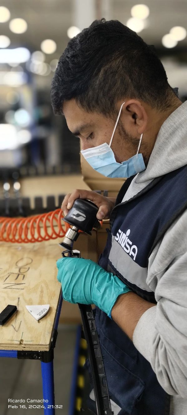 Persona realizando retrabajo de productos