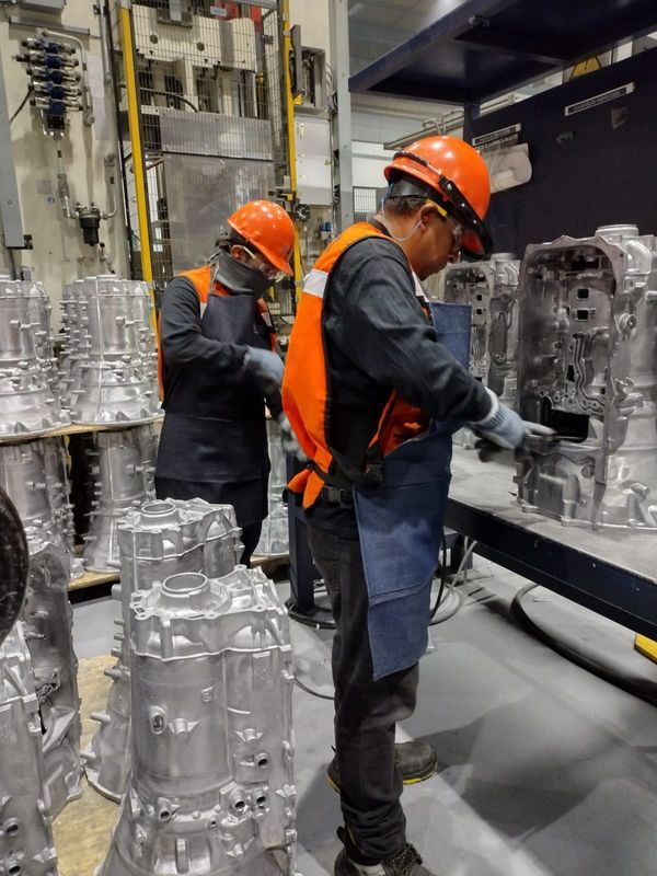 Dos colaboradores de la empresa realizando retrabajos de materiales. 