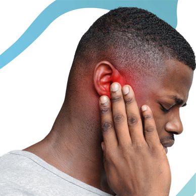 Persona con dolor en cara, tocándosela y expresión de dolor