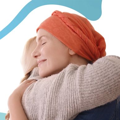 Dos personas abrazándose, una de ellas representando una paciente con cáncer