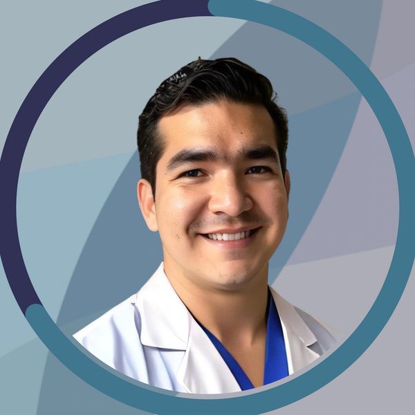 Foto del doctor Rodolfo Cuero sonriendo, con sus colores institucionales