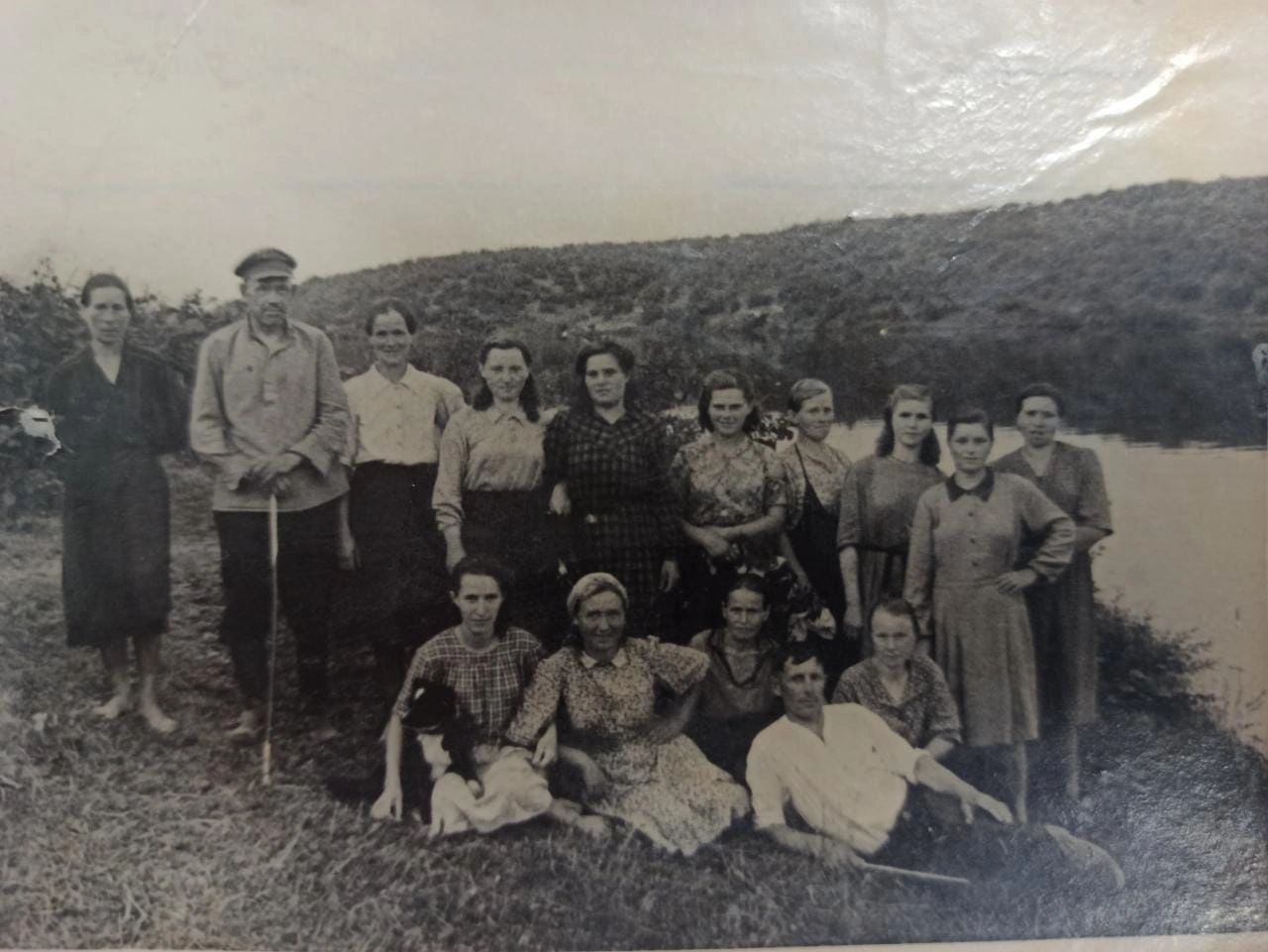 Жители Терпигорьево отмечают День деревни (послевоенные годы, на берегу залива)