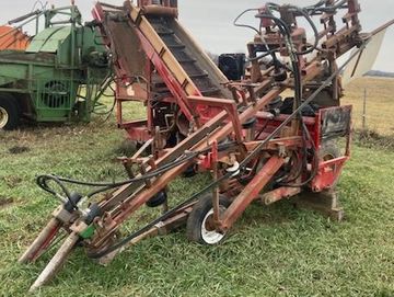 UNIVERCO 1 ROW 3 POINT MOUNTED CARROT HARVESTER