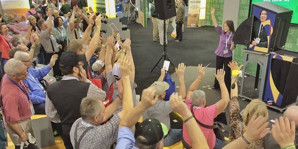 Farming tradeshow magician Scott Tokar at the Commodity Classic and Farm Progress Tradeshows.