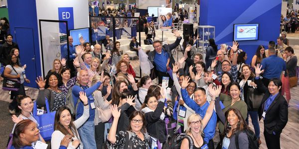 trade show magician, Scott Tokar in an aisle-view exhibit