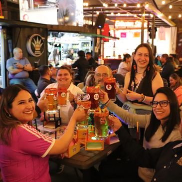 Clientes disfrutando micheladas y comida mexicana en Mila&Nesa