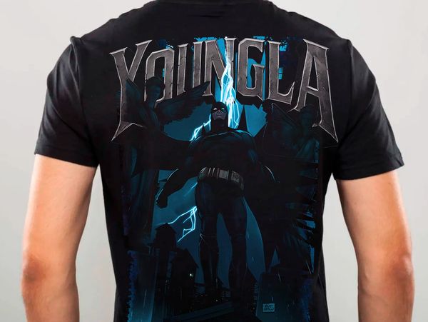 Playera negra YoungLA con diseño gráfico trasero inspirado en superhéroe urbano