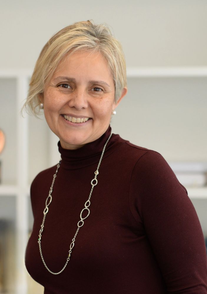 Soy María Alicia Martínez Venero y desarrollo estrategias de bienestar y salud mental en el trabajo.