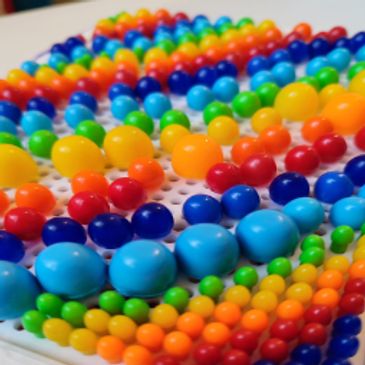 Arcobaleno di chiodini, gioco dei bambini: il mio è un luogo sicuro anche per persone LGBTQIA+