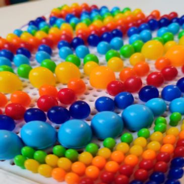 Arcobaleno di chiodini, gioco dei bambini: il mio è un luogo sicuro anche per persone LGBTQIA+