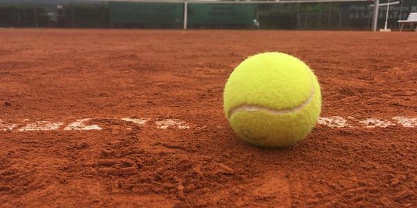 Tennisball an Linie auf Platz