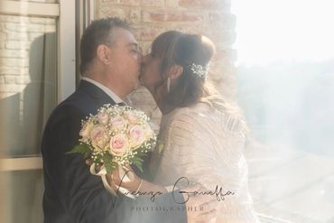 magnifica foto d'amore tra due sposi