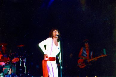 Glen Carroll live at Montréal’s legendary Spectrum, dazzling the crowd with rock ‘n’ roll magic. 