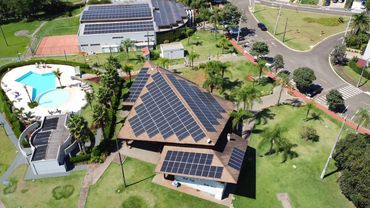 Painéis solares em casas e prédio.