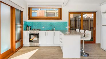 Byron Half Moon Cottage. Belongil Beach. Byron Bay. Affordable Accommodation. King Bed. Couples 