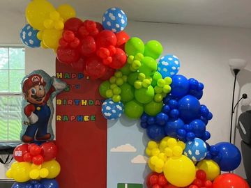Colorful Super Mario-themed birthday balloon decoration.