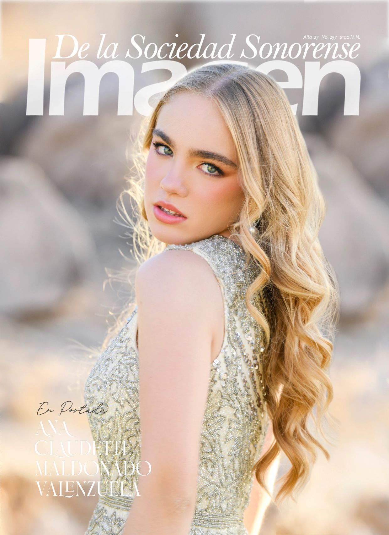 Jovem loira em vestido brilhante posando para capa de revista.