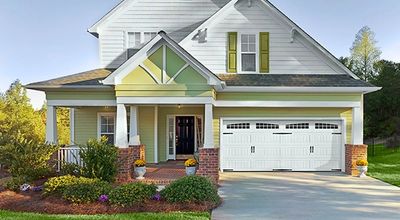 AMARR HERITAGE® - CARRIAGE HOUSE GARAGE DOOR