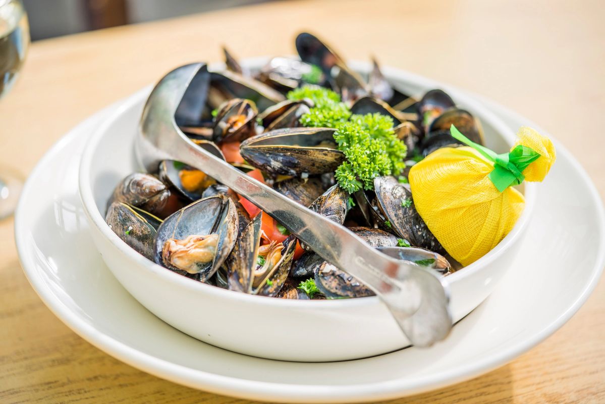 Order Steamed Mussels & Garlic Bread food online from Phil's Fish Market and Eatery store, Moss Landing on bringmethat.com